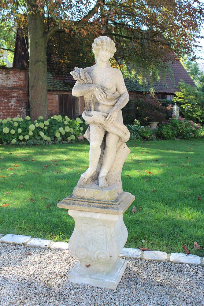 Null 带基座的花园雕塑。意大利，19 世纪下半叶 Ceres，罗马农业和生育女神。维琴察石灰石，全浮雕。高：160 厘米。基座高：55 x 37 厘米。已修&hellip;