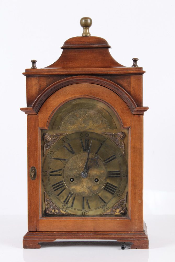 Null Stick clock. England, 18th/19th century. Mahogany case. Engraved brass dial&hellip;