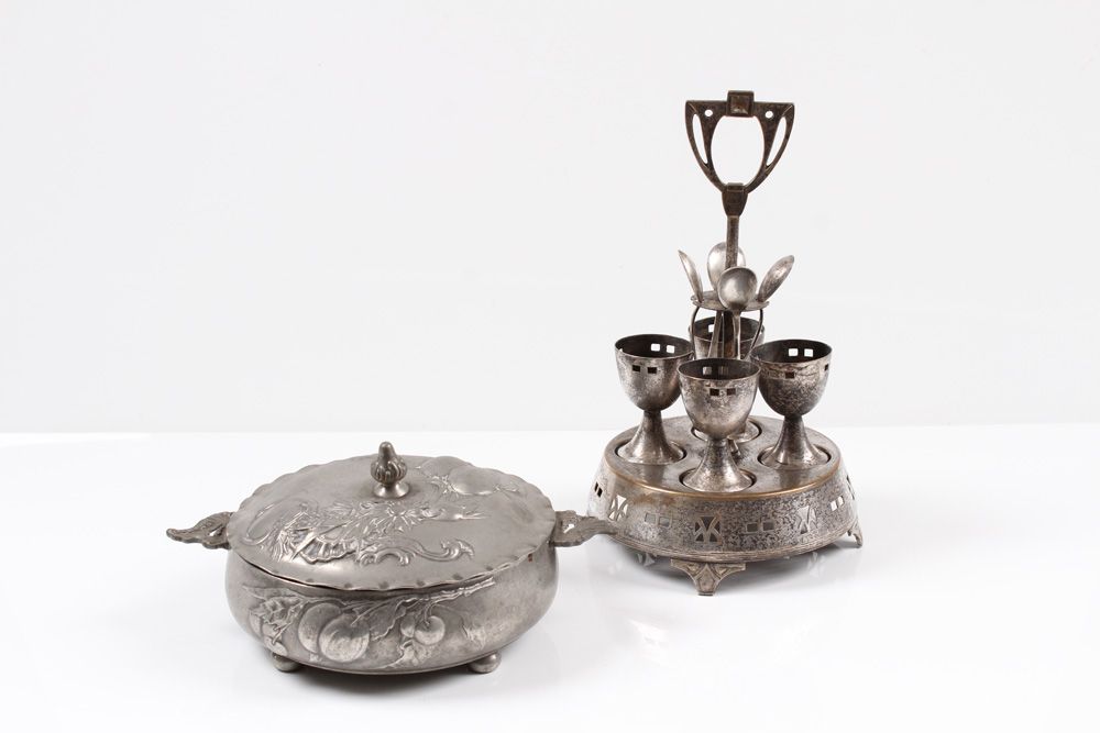 Null Lidded box. Circa 1900. Kayser tin. Shallow bowl on pressed feet, decorated&hellip;