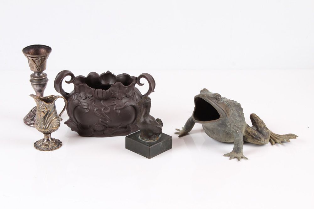 Null Mixed lot. Five different pieces. Bronze frog and duck, brass jug (hairline&hellip;