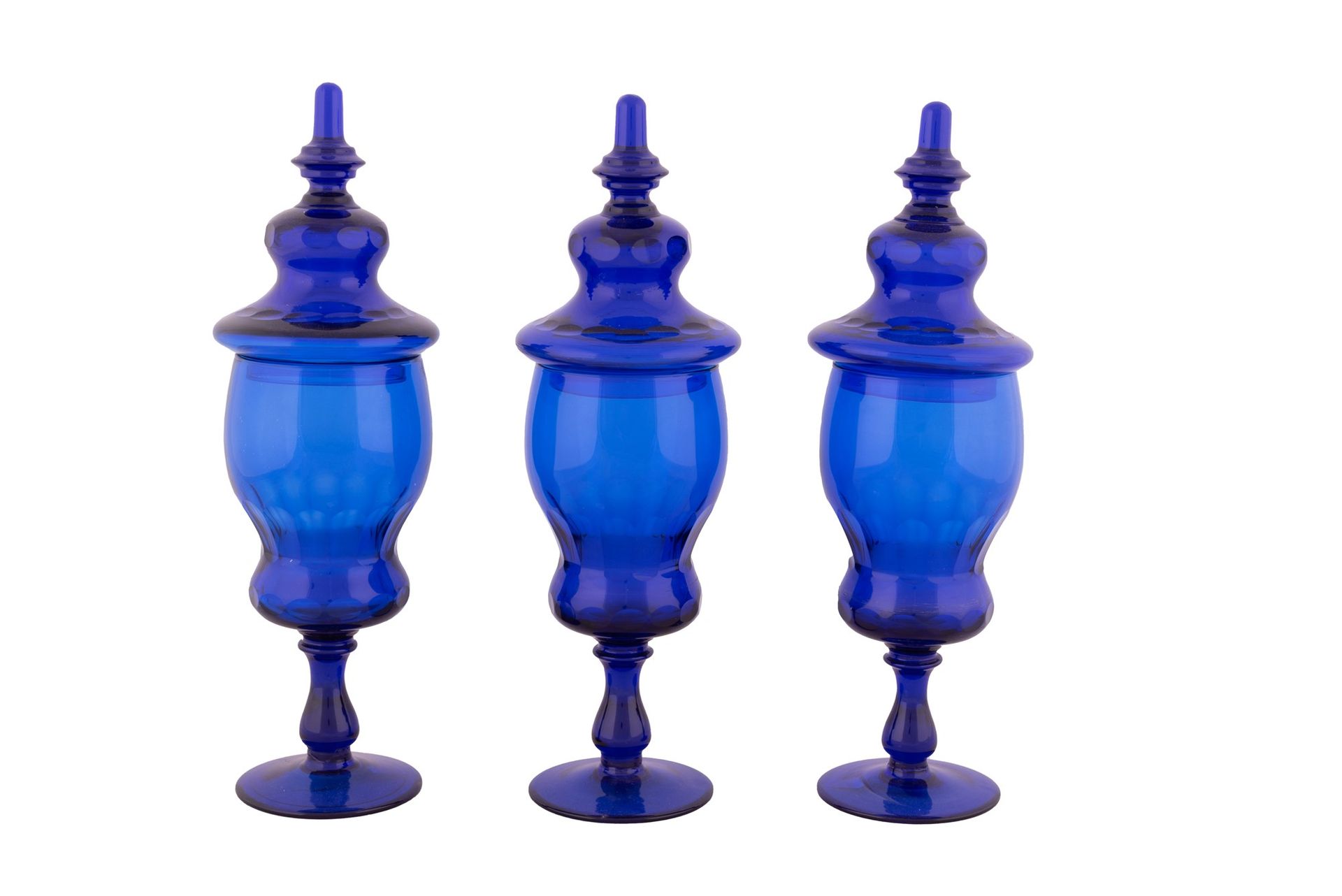 Lotto di tre vasi da farmacia con coperchio in vetro blu molato XX secolo vetro &hellip;