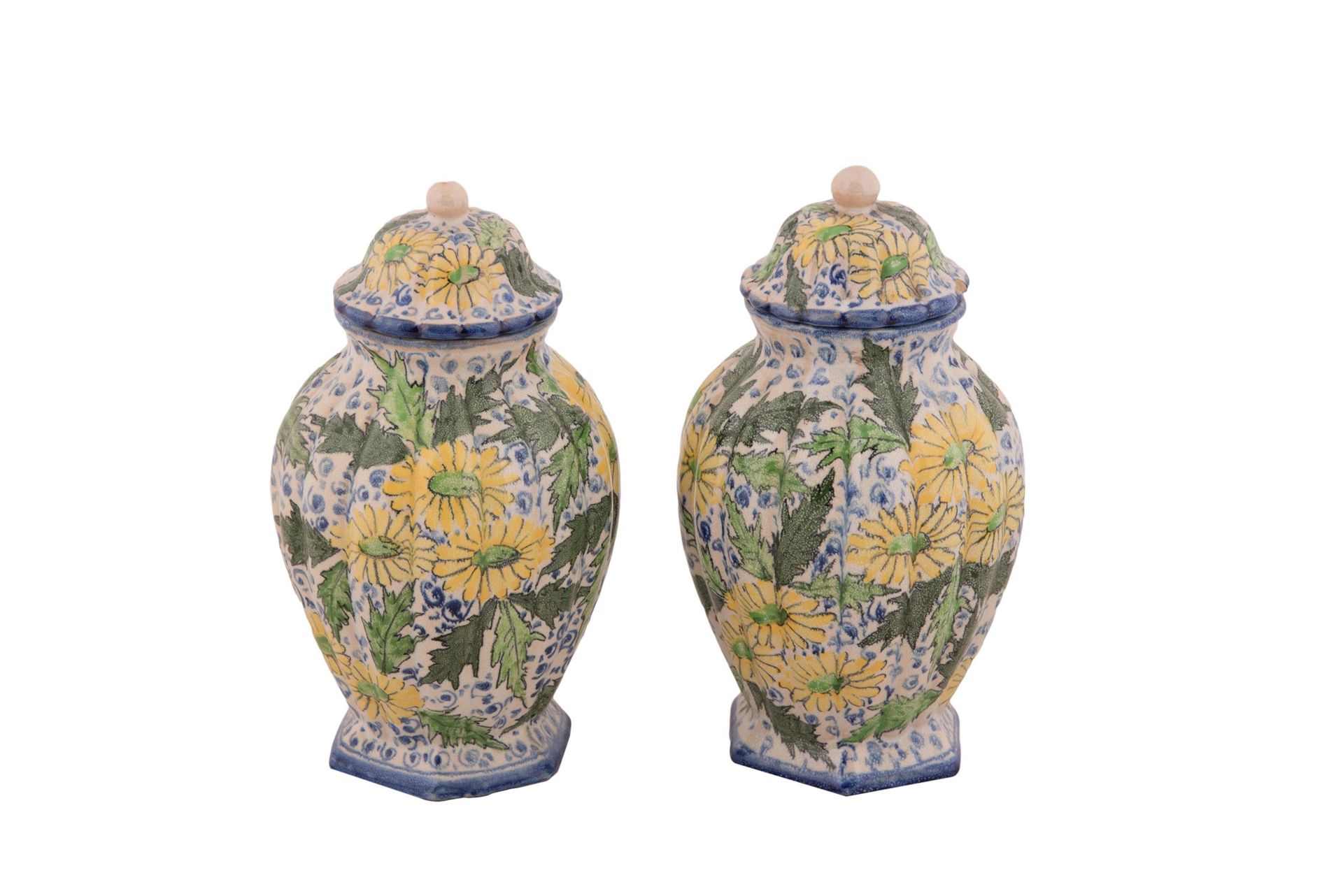 Coppia di vasi in maiolica con coperchio decorati a motivi floreali XX secolo he&hellip;