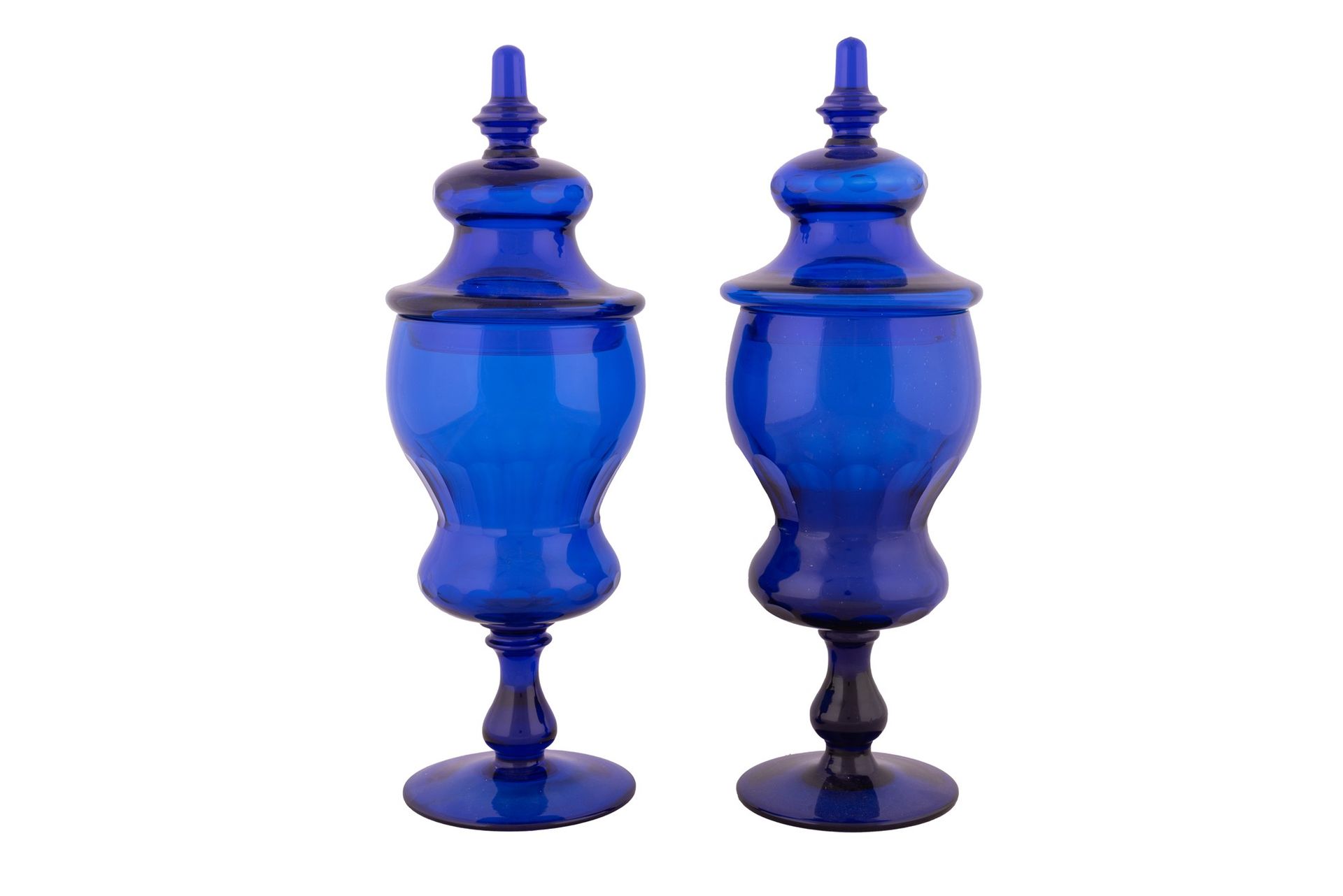 Coppia di vasi da farmacia con coperchio in vetro blu molato XX secolo ground gl&hellip;
