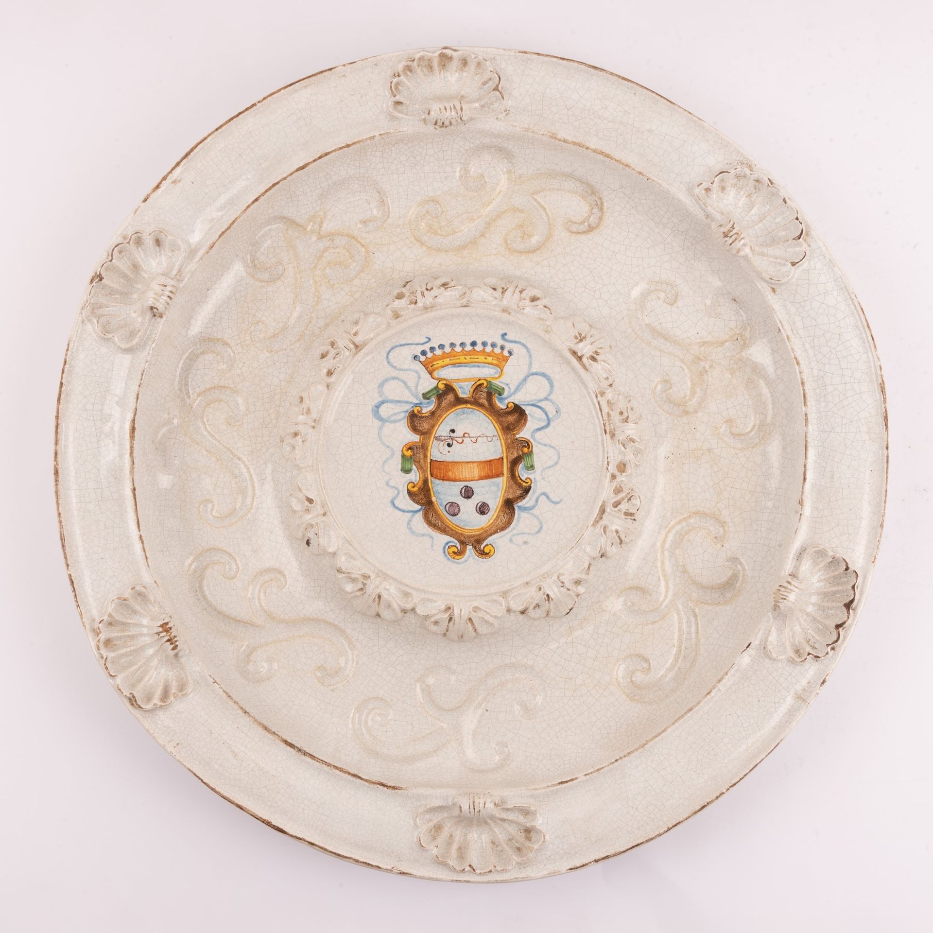 Grande centrotavola in ceramica bianca arricchito da stemma nobiliare Ø cm 61 2