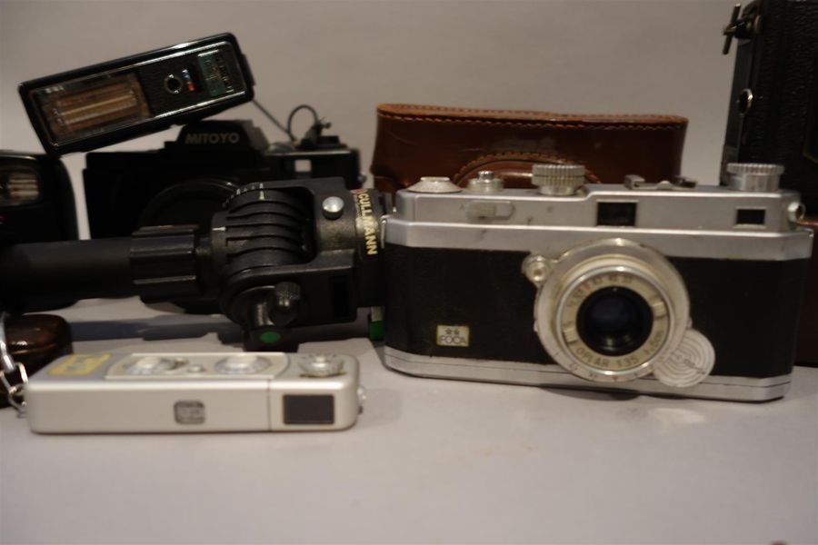 Null Appareils photographiques, ensemble de cinq appareils divers et accessoires&hellip;