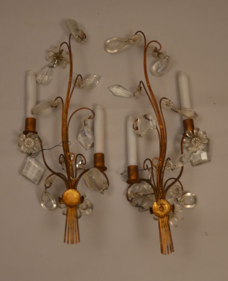 Null Ein Paar Wandlampen mit zwei Lichtern aus geschmiedetem Metall und Kristall&hellip;