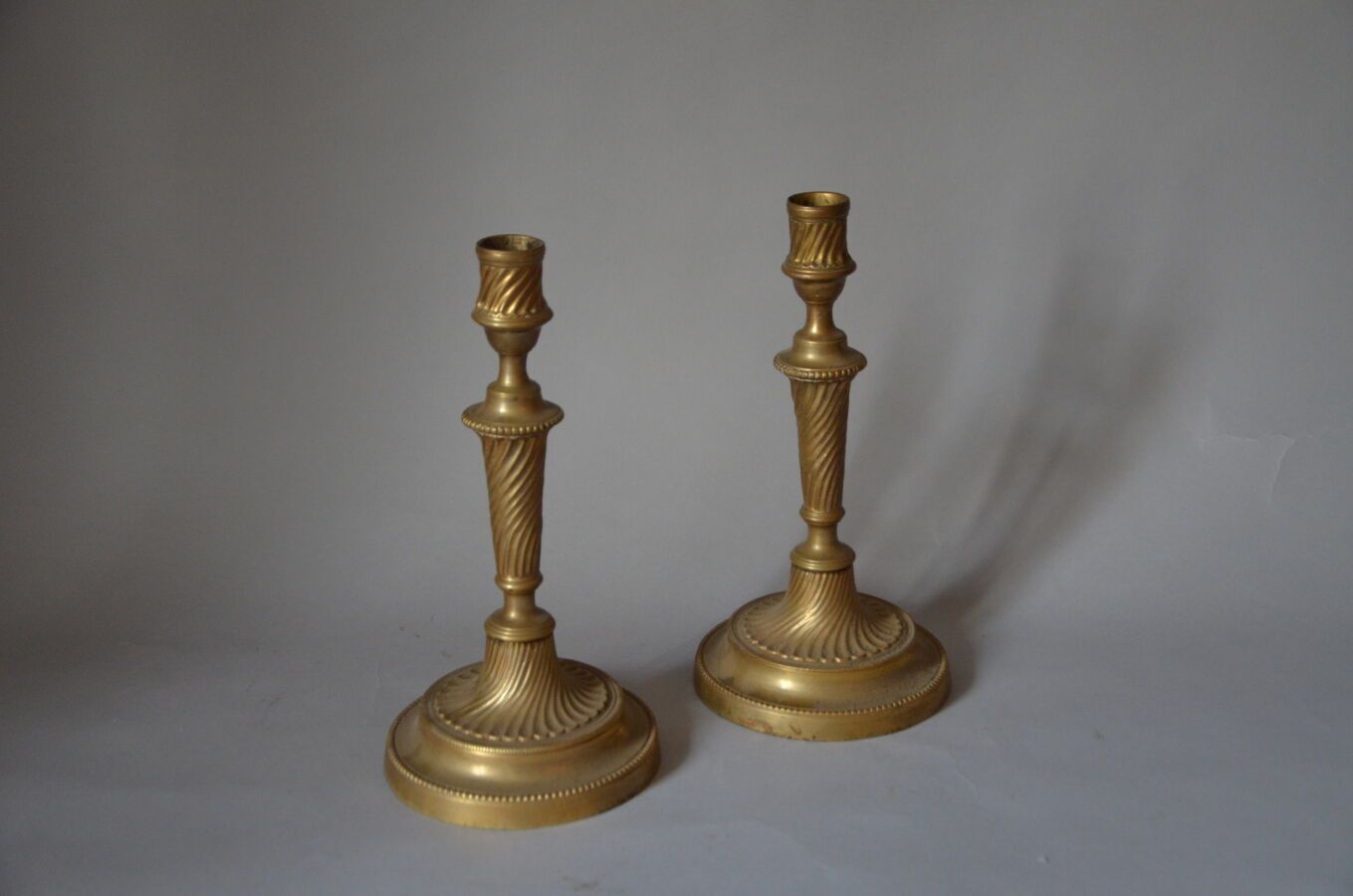 Null 一对有凹槽和珍珠设计的烛台。

路易十六风格，20世纪初

带波贝奇的高度：28厘米