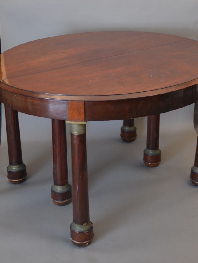 Null Table en placage d'acajou reposant sur 6 pieds, ornement bronze doré ( allo&hellip;