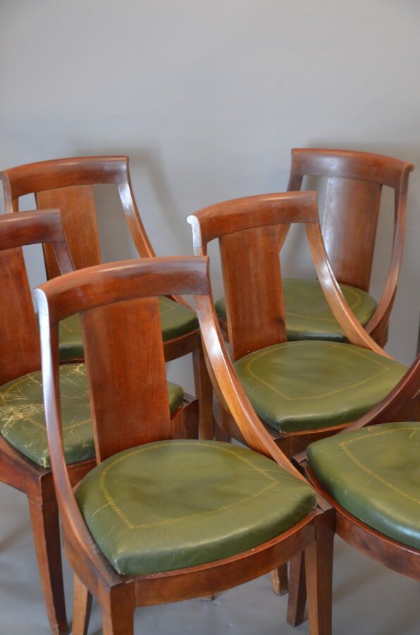 Null *Suite de six chaises de forme gondole à dossier bandeau en placage d'acajo&hellip;
