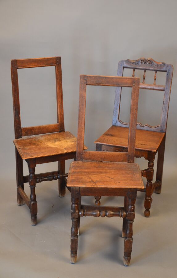Null Set aus drei Stühlen aus Naturholz.

XVIII/ XIX.