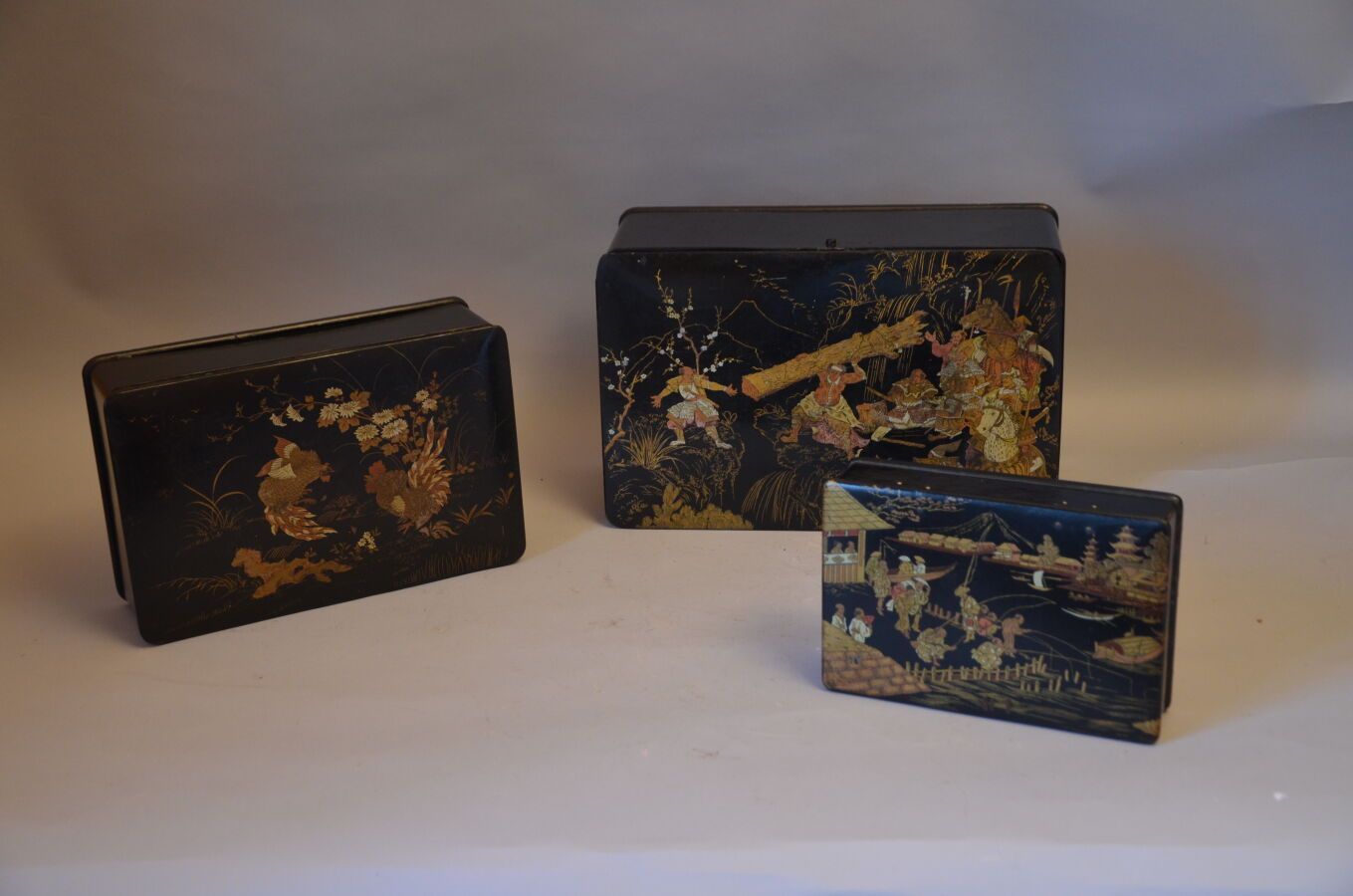 Null 一套三个中国装饰的漆器纸盒。一个盖子脱落了。

拿破仑三世时期