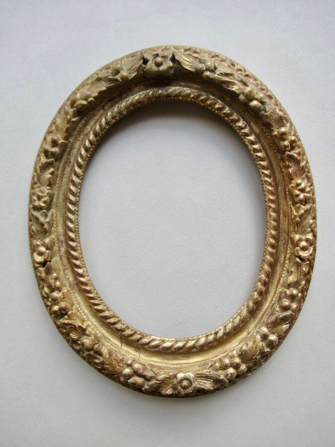 Null Cadre oval en chêne sculpté, doré à décor de guillochés, cordelette, tores &hellip;