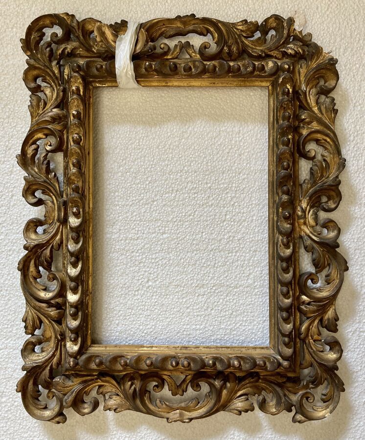 Null Encadrement de miroir en bois et stuc doré à décor stylisé de rinceaux, de &hellip;