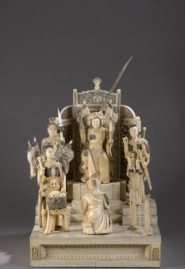 Null Groupe en ivoire sculpté figurant une scène de déférence, accompagnée de tr&hellip;