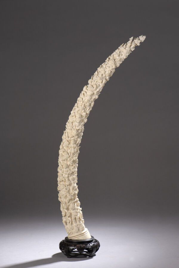 Null 雕刻的象牙牙签上装饰有人物和神灵的花卉图案。附着在一个雕刻的木质底座上。印度，1900-1930年。高72厘米。毛重2.5公斤