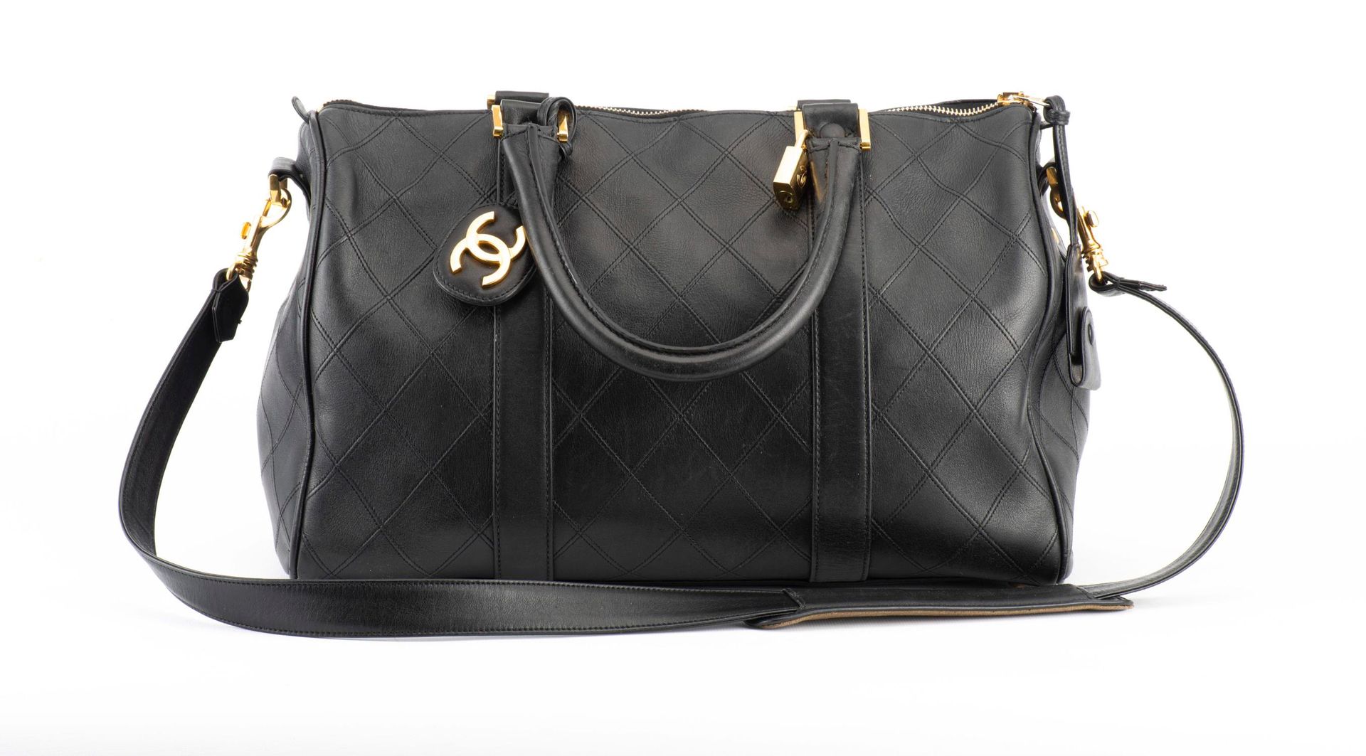 Null CHANEL, Sac de voyage Boston speedy en cuir de veau matelassé noir. Il disp&hellip;