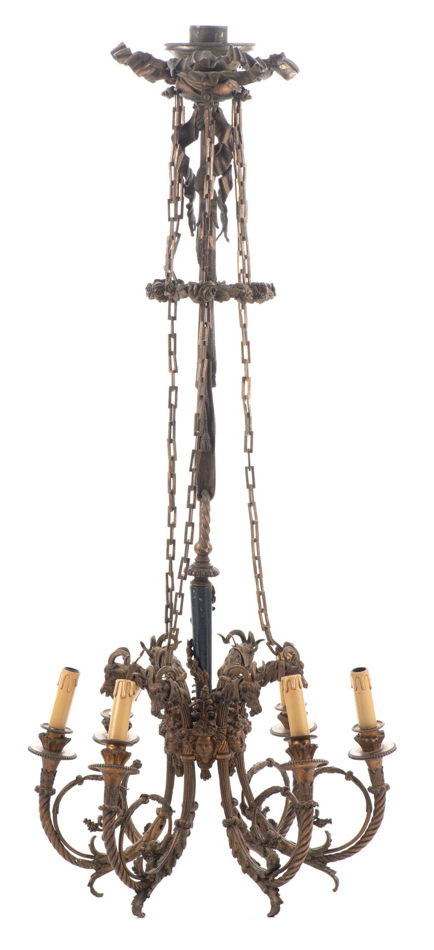 Null 根据归于古西埃或托米尔的模型设置。

- 一盏路易十六风格的木制枝形吊灯，有六个卷叶灯，装饰有cistres，山羊头和mascarons。青铜箭筒形式&hellip;