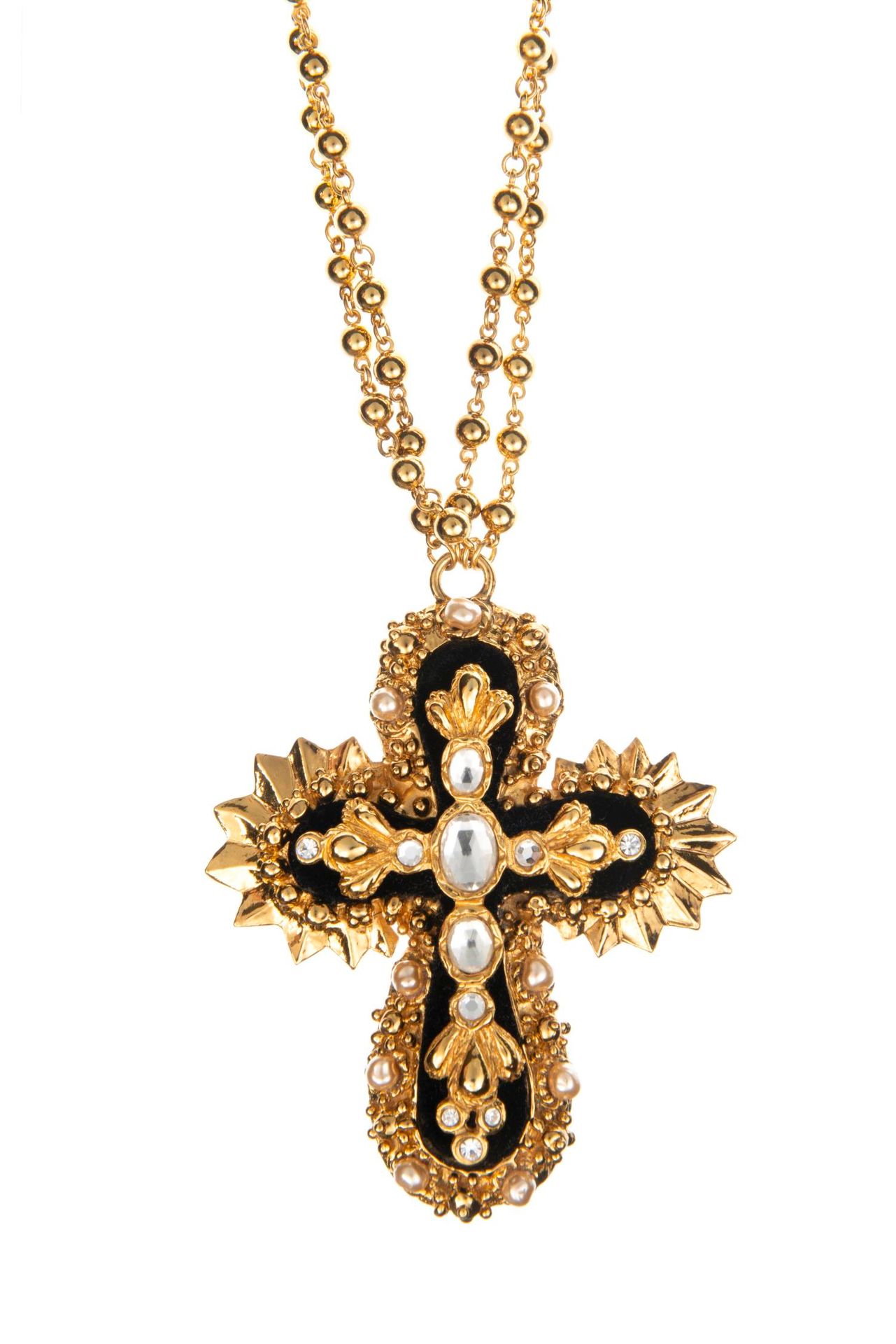 Null 克里斯蒂安-拉克鲁瓦（Christian Lacroix）带十字勋章的项链和一对耳环，连同其纸箱一起出售，约1970年