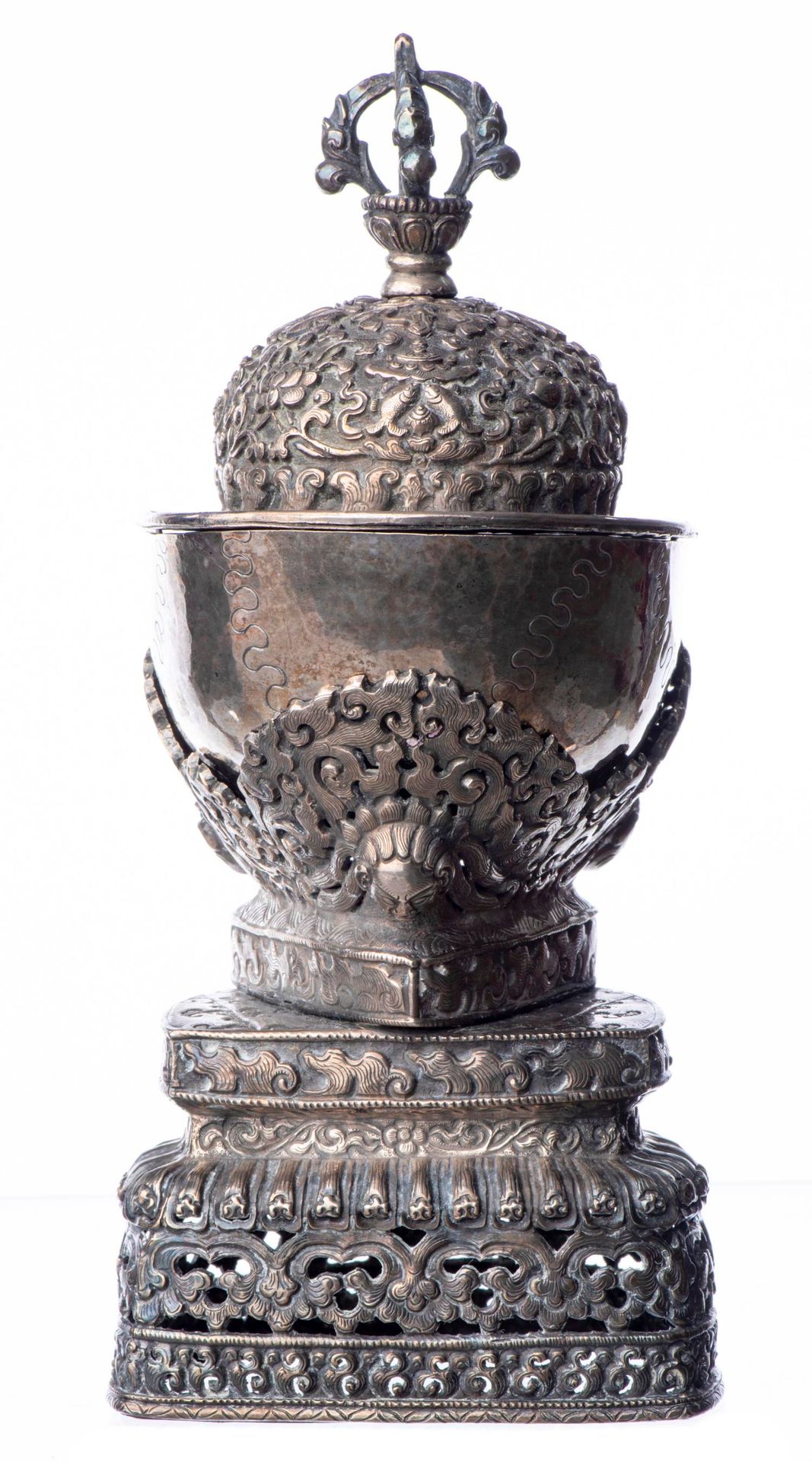 Null TIBET. Silberne Kapala aus Tibet auf einem dreieckigen, flammenden Sockel, &hellip;