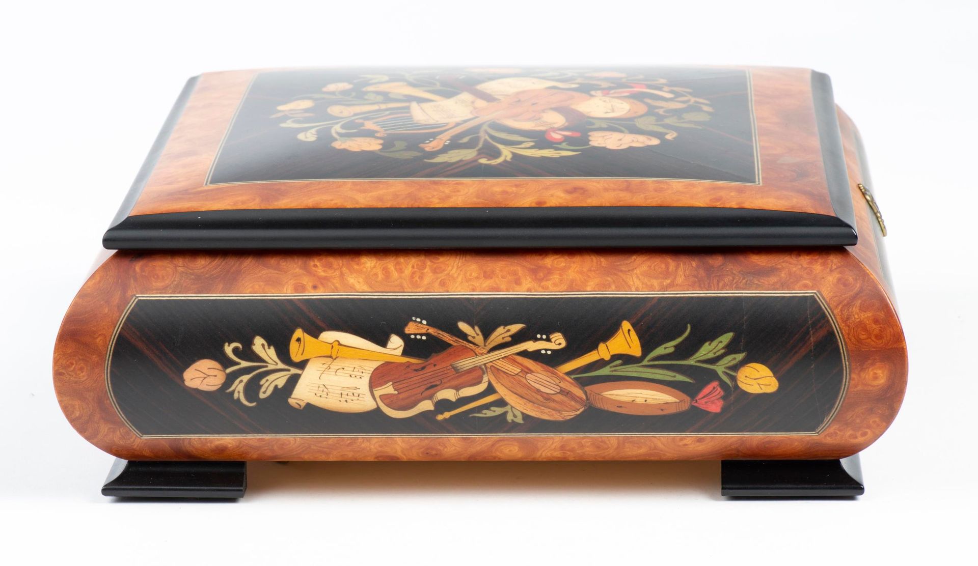 Null REUGE，木质和镶嵌装饰的音乐盒，72张幻灯片和3种旋律。

27 x 27 x 10 厘米