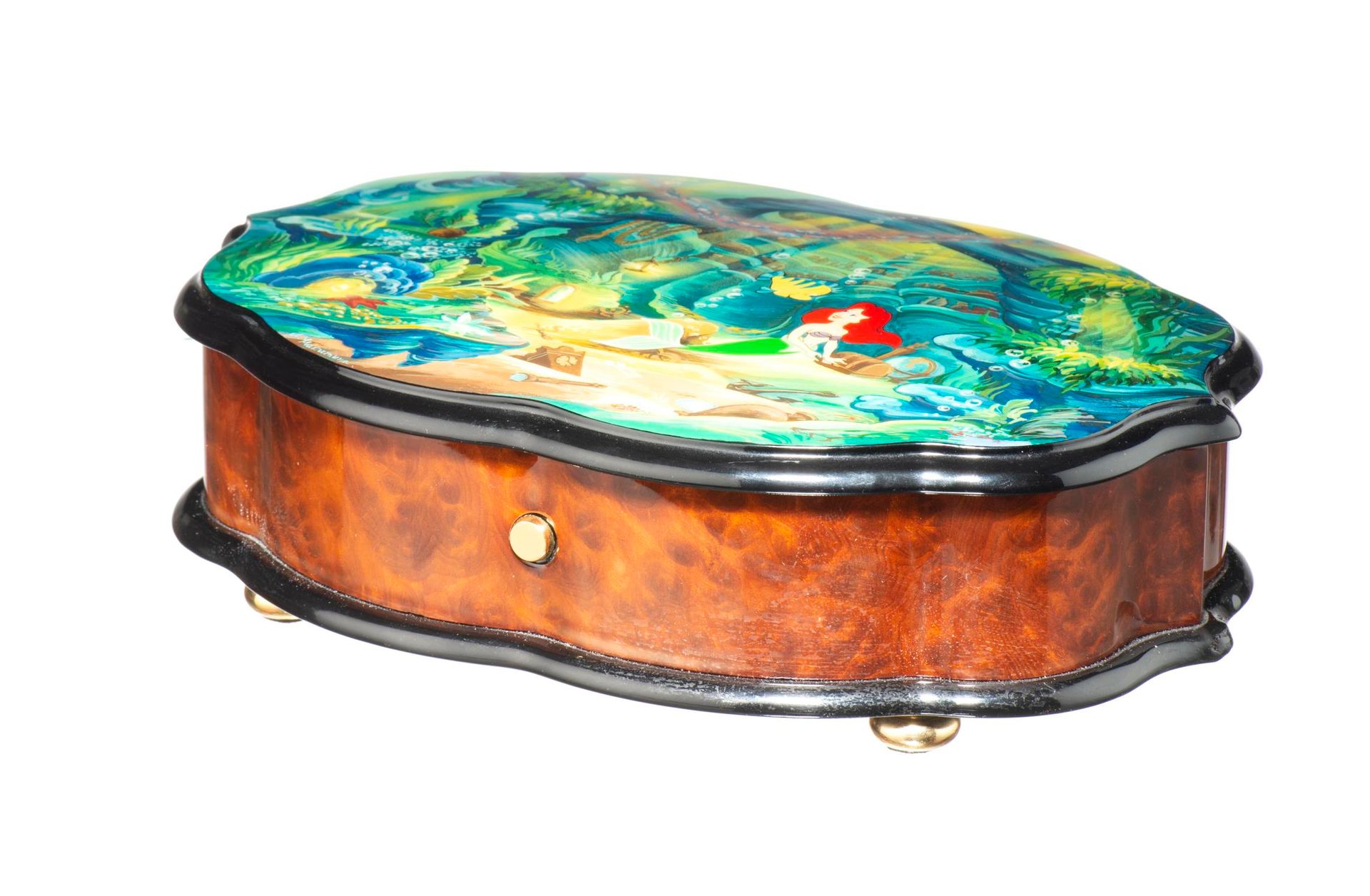 Null REUGE，"小美人鱼 "音乐盒，木质并绘有迪斯尼电影场景的装饰，有72个叶片机芯和3种旋律。

26 x 18 x 8 厘米