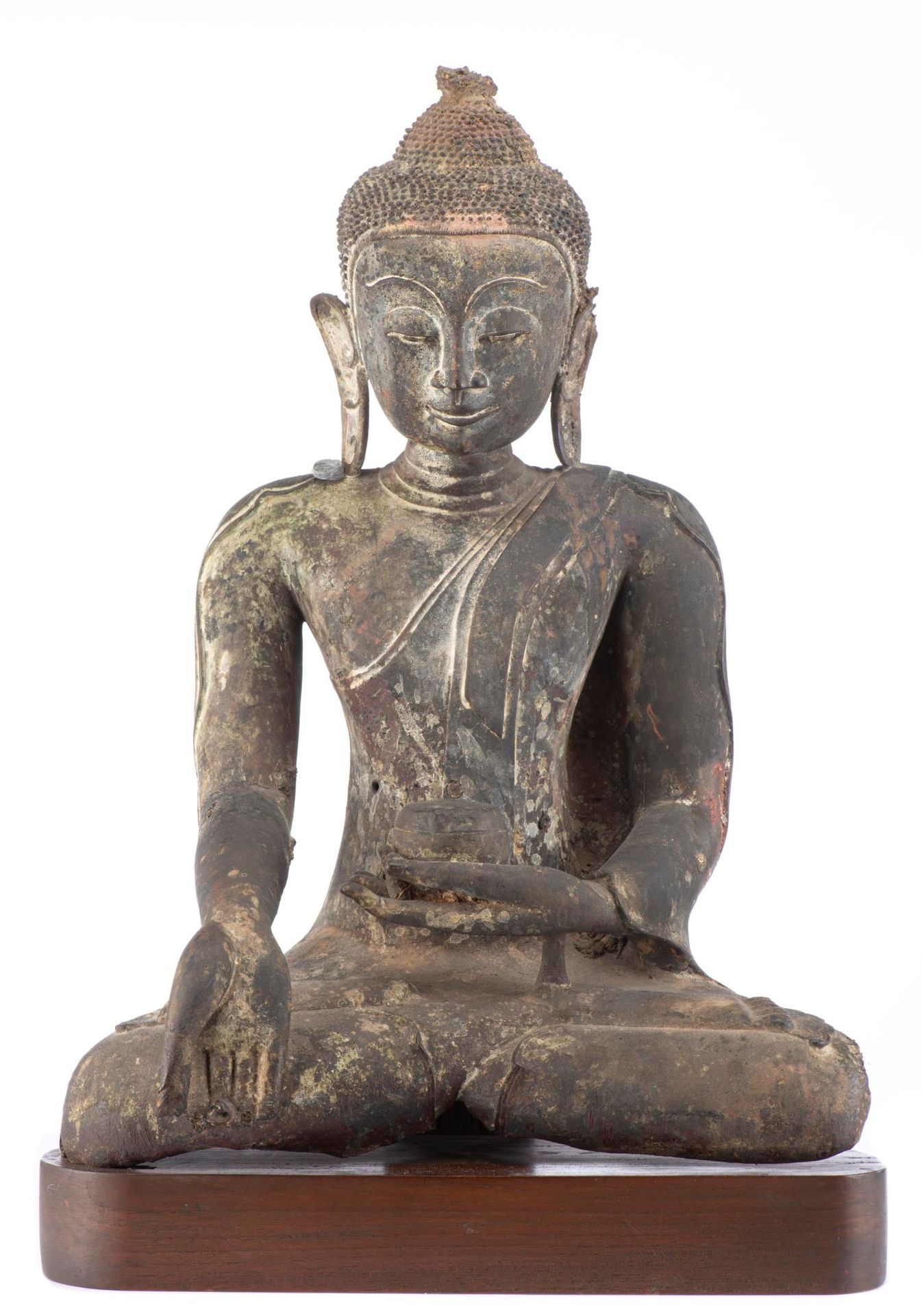 Null 缅甸，缅甸青铜佛像，青铜色，象征着Ratna Sambhav坐着展示varada mudra，他的左手放在膝盖上，手掌正面打开，右手拿着被称为bhik&hellip;