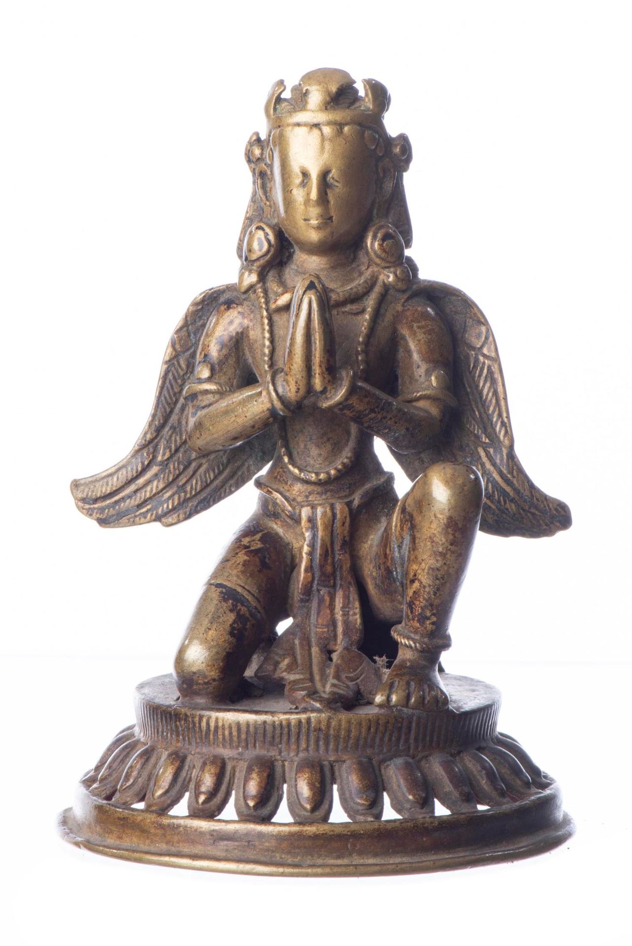 Null Buddha alato o in veste di Garuda in bronzo con patina gialla inginocchiato&hellip;
