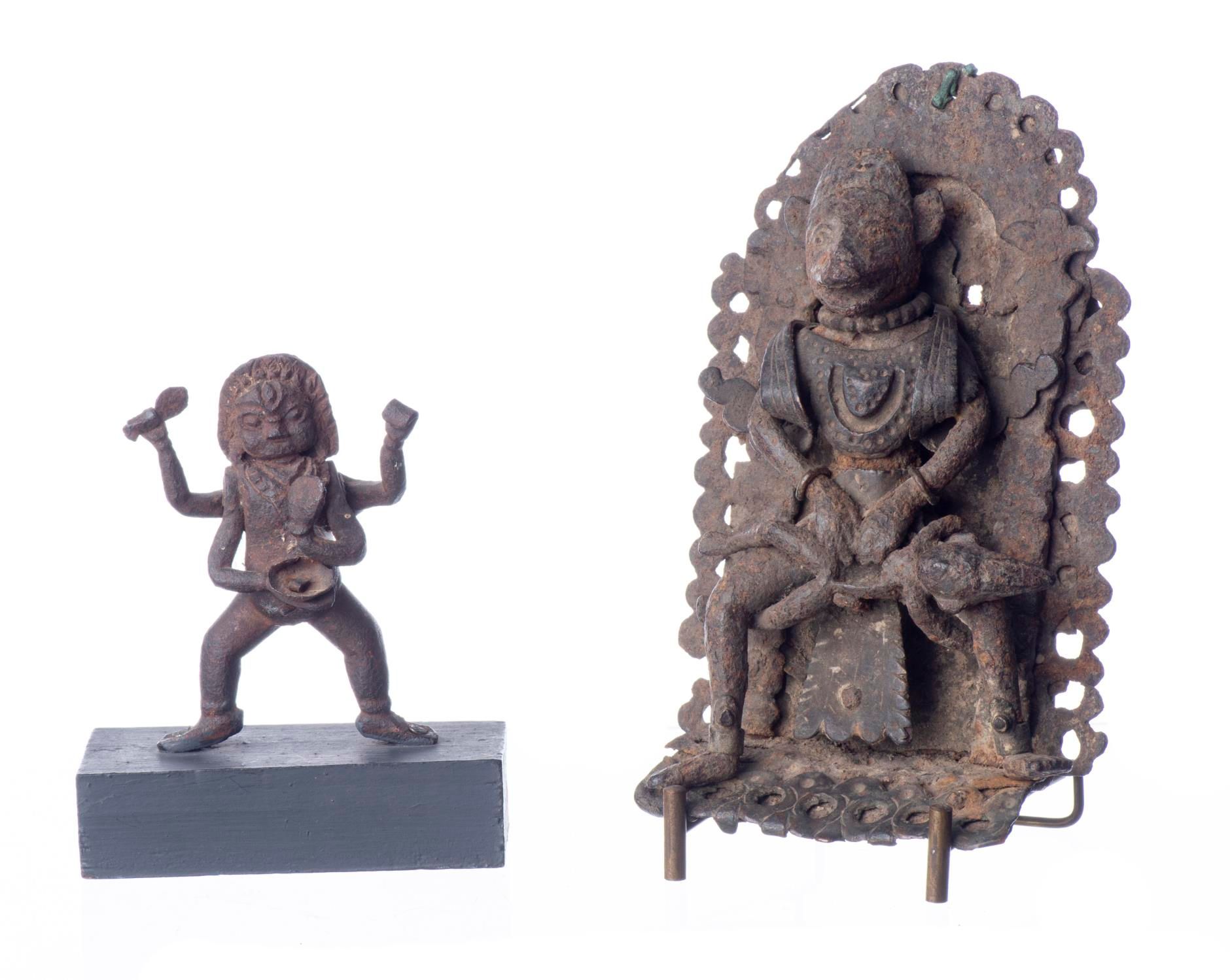 Null Mahakala ou Garuda en fer assis devanture mandorle ajourée et tenant devant&hellip;