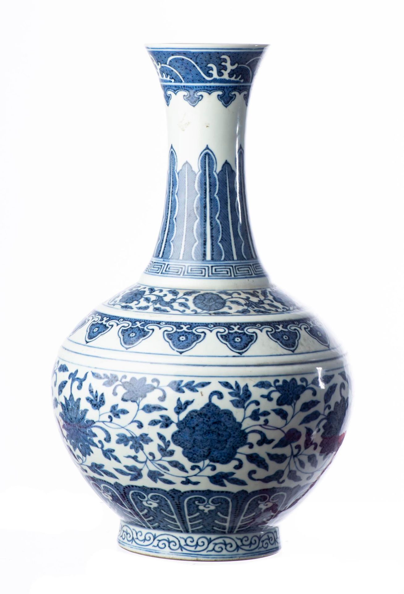 Null 中国，晚清。一件中国皇家瓷器瓶（官方器物），以青花装饰，球状的瓶身在中央横纹上绘有六种不同的花头，包括一朵莲花、一朵牡丹、一朵菊花和一朵茶花，脚下有一&hellip;