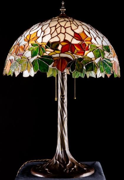 Null Lampe de table signée atelier Tiffany CH-Sion à abat-jour en verre mati à d&hellip;