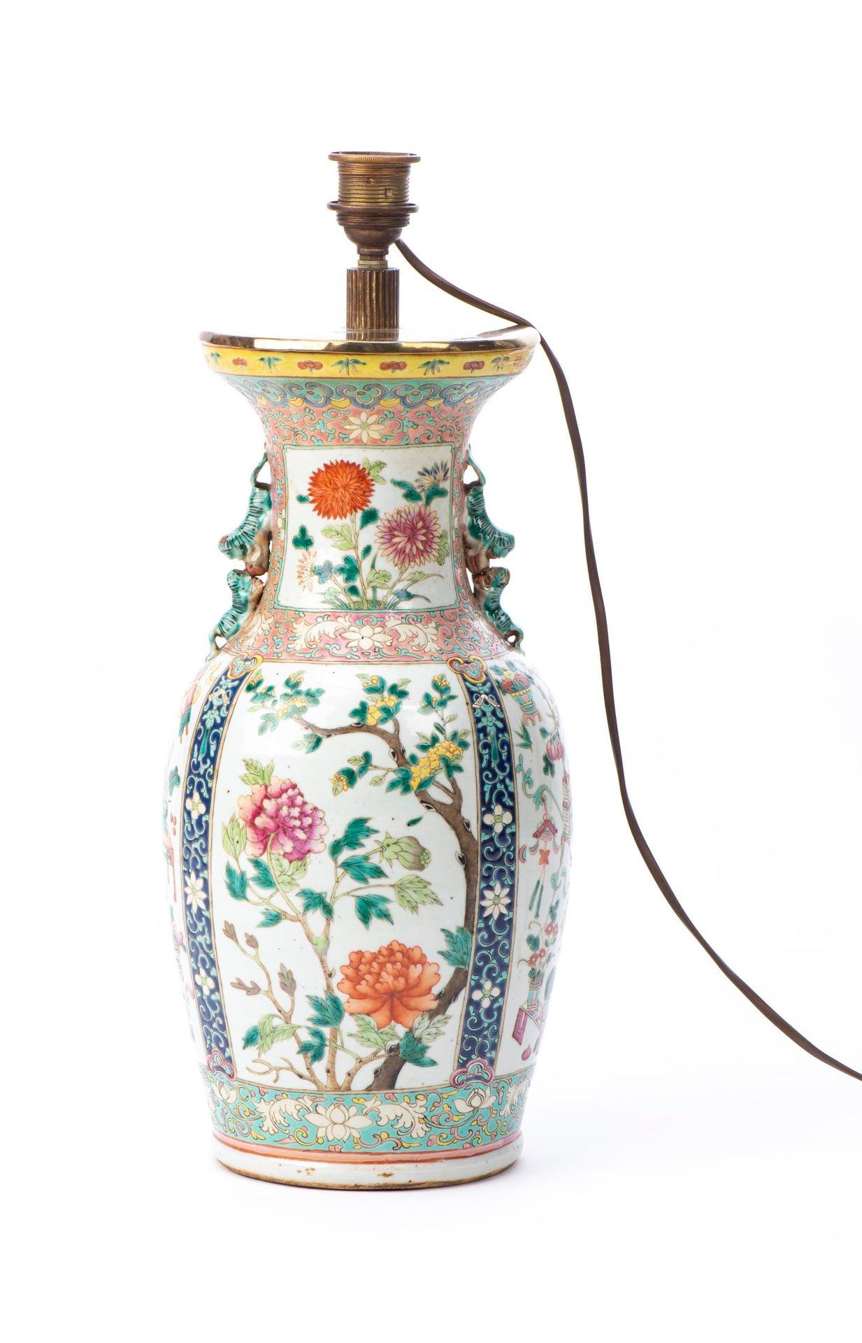 Null CHINE - Vase en porcelaine de Chine à décor Baba Nyonya en famille verte et&hellip;