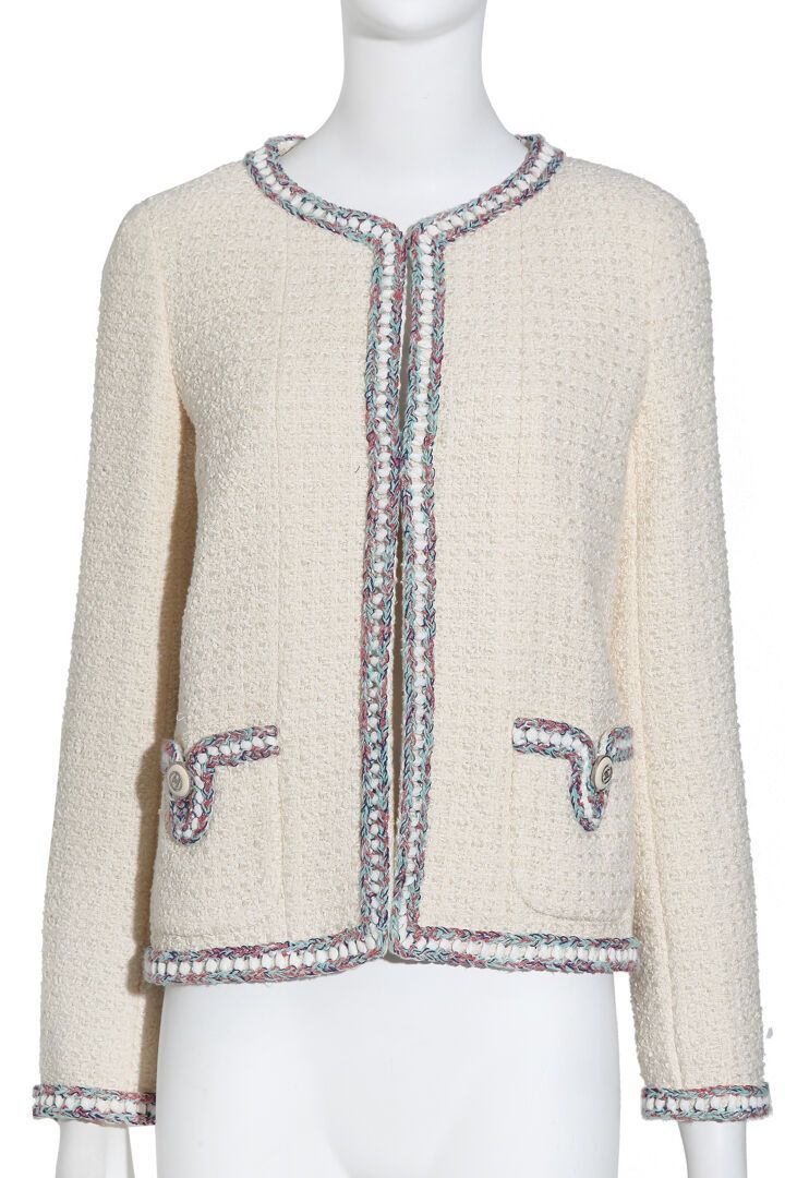 CHANEL Une veste en tweed de coton et de soie blanc cassé Chanel, Resort 2020 
A&hellip;