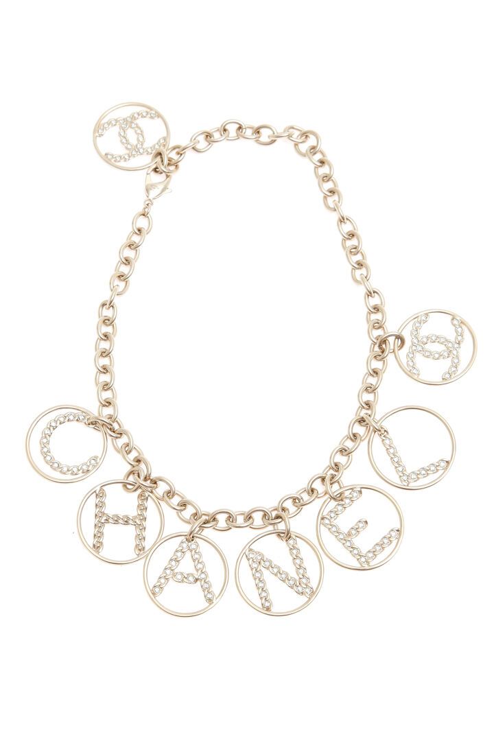 CHANEL Un collier à breloques en métal Chanel, circa 2019, 
A Chanel metal charm&hellip;