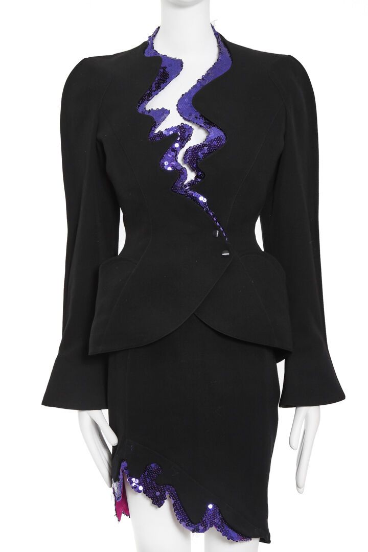 MUGLER Un beau costume en laine noire Thierry Mugler, collection 'Hiver Buick', &hellip;