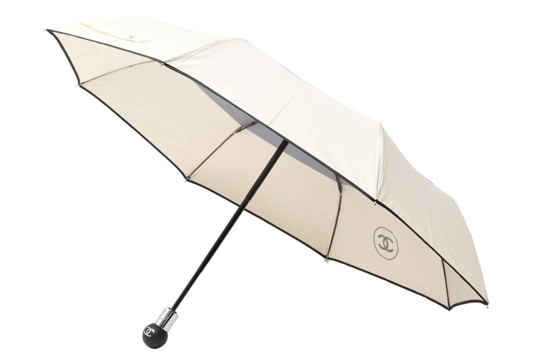 CHANEL 一把香奈儿品牌的雨伞，很现代。

一把香奈儿品牌的雨伞，很现代。

原有封面，带链子的绗缝封面和盒子（4）。

出处 :