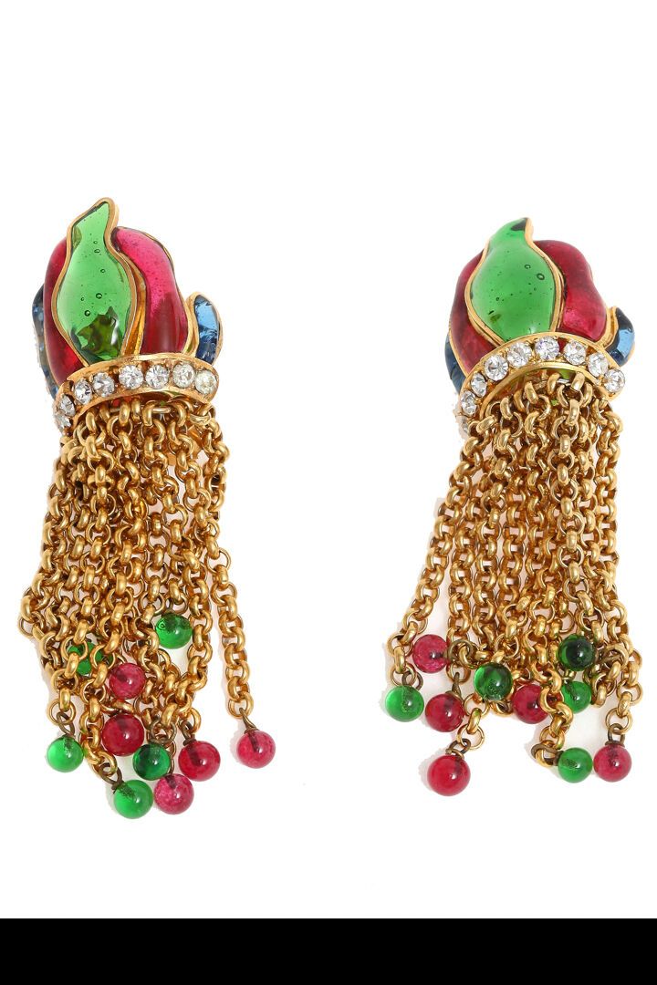 CHANEL Ein Paar Chanel-Ohrringe aus Glaspaste "flamme" mit goldenen Kettenfranse&hellip;
