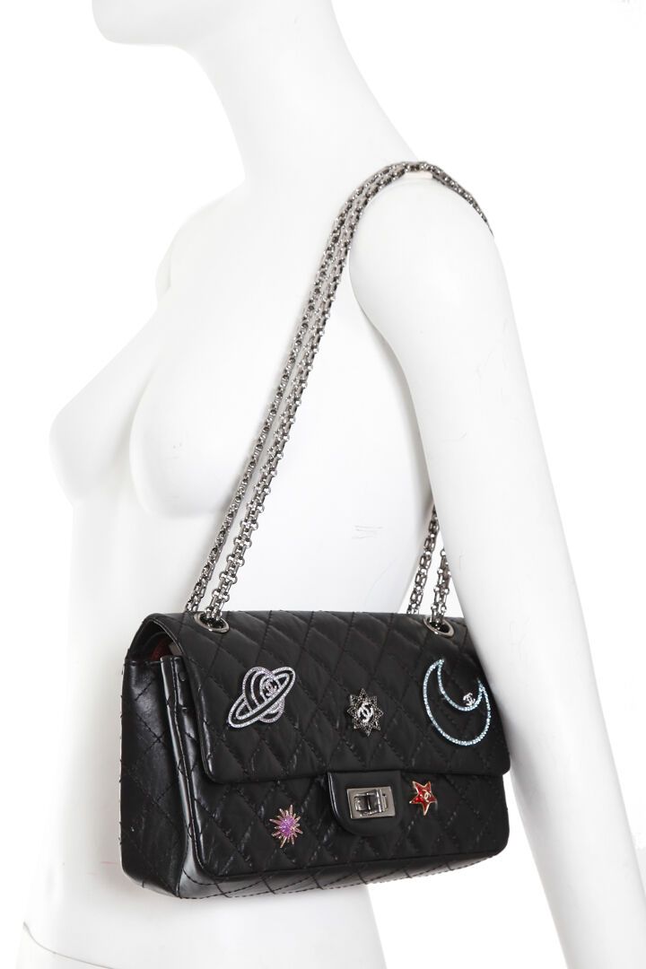 CHANEL Un sac 2.55 en cuir agneau matelassé " outerspace " de Chanel, automne-hi&hellip;