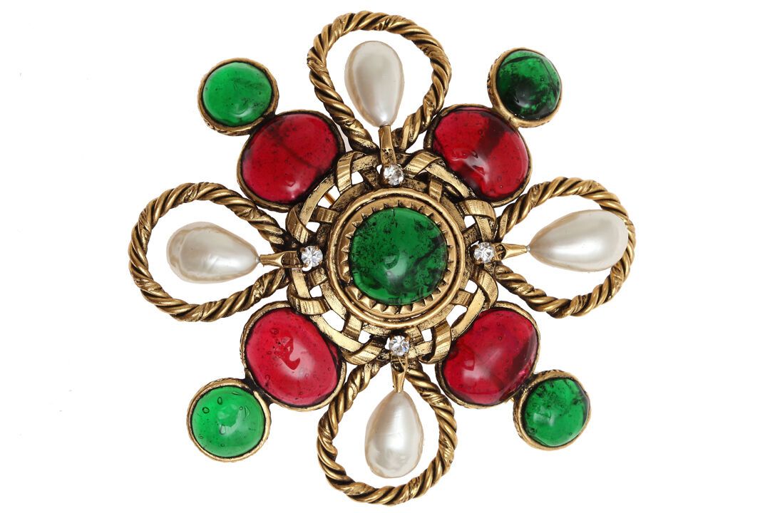 CHANEL 一个香奈儿十字形徽章/胸针，1970年代

一个香奈儿十字形徽章/胸针，1970年代

签名，有 "珍珠"、"红宝石 "和 "祖母绿 "凸圆形宝石&hellip;