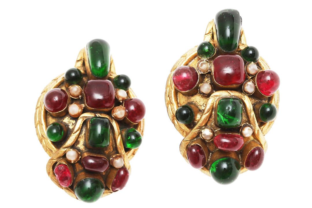 CHANEL Paire de boucles d'oreilles Chanel avec cabochons "rubis" et "émeraude", &hellip;