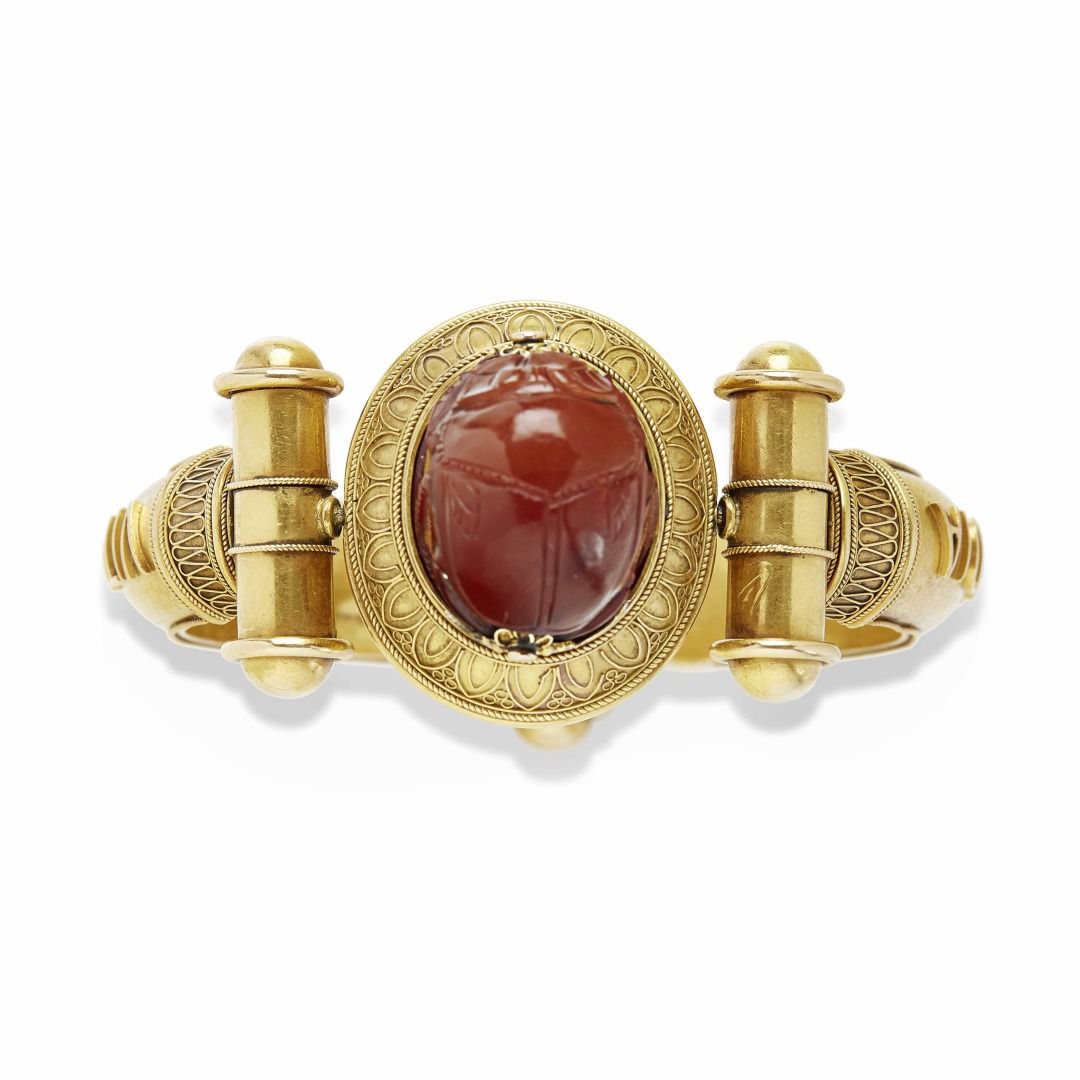 Null 红玉髓和金手镯，19世纪



18K（750）黄金手镯，装饰有扭曲和珍珠线，伊特鲁里亚风格，装饰有一个红玉髓疤痕，背面刻有Hermes trisme&hellip;