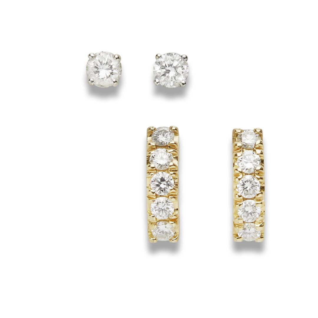 Null 两对钻石耳环



包括一对18K (750)白金耳环，镶嵌小型明亮式切割钻石，毛重1.41克，以及一对18K (750)黄金耳环，镶嵌5颗小型明亮式&hellip;