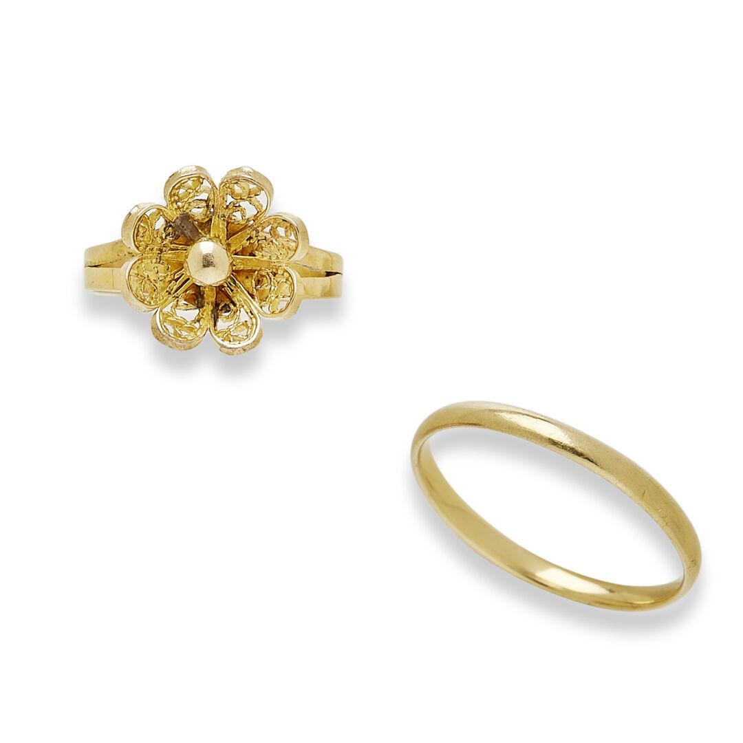 Null 两枚18K（750）金戒指：一枚婚戒（TDD 56）和一枚花形设计的戒指（TDD 46），总重量：3.93克

两个18K金戒指