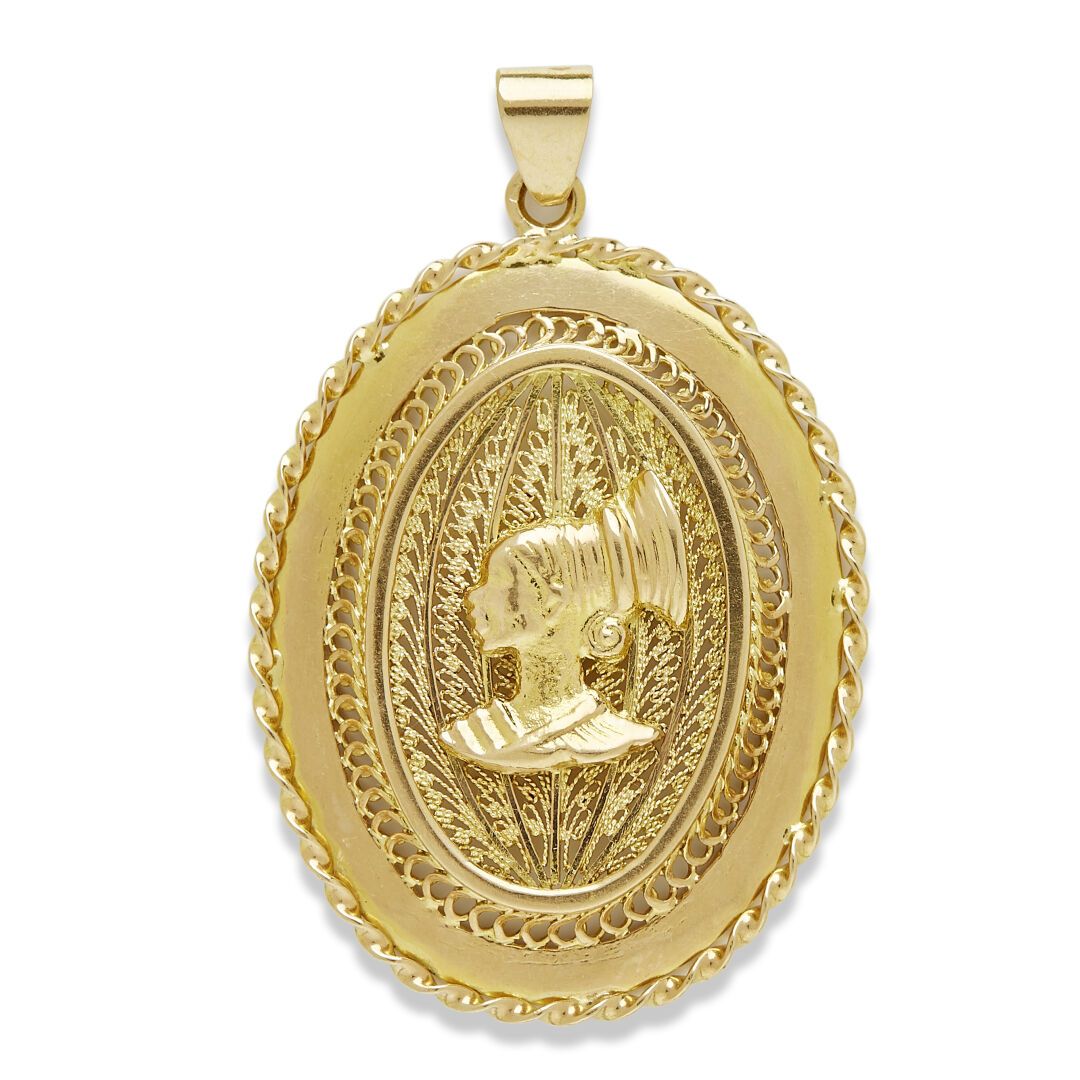 Un pendentif Pendant in 18K (750) gold, oval shape, decorated with a woman's pro&hellip;