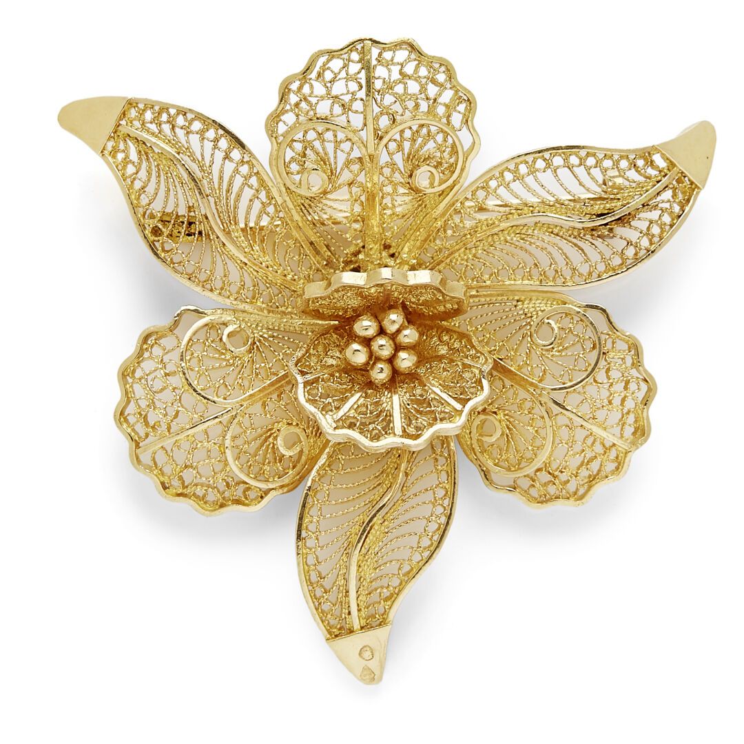 Null 18K（750）金胸针，展示一朵花，花瓣和花蕊为镂空金，毛重：19.05克，长度：5厘米。

一枚18K金胸针
