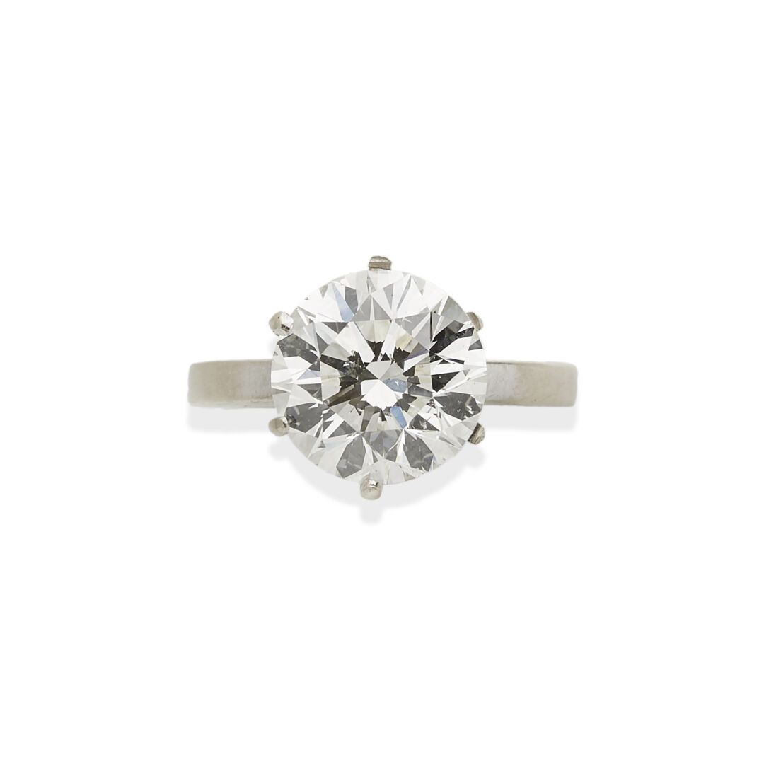 Null Bague diamant 

Sertie d'un diamant rond taille brillant pesant 5,01 carats&hellip;