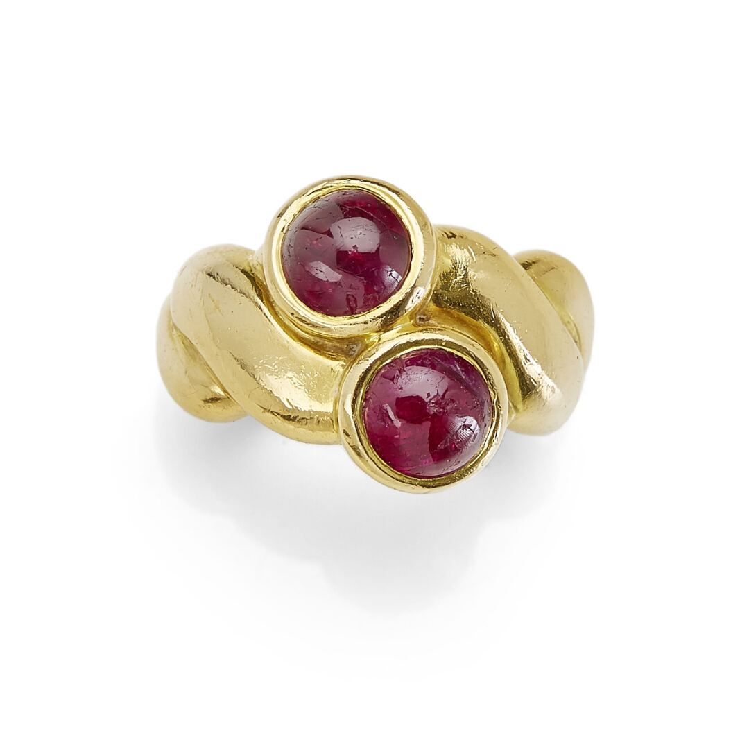 RENE BOIVIN 红宝石戒指，由René Boivin设计



18K(750)金，扭纹石，镶嵌两颗凸圆形红宝石，法国黄金印记，毛重：15.83克，TD&hellip;