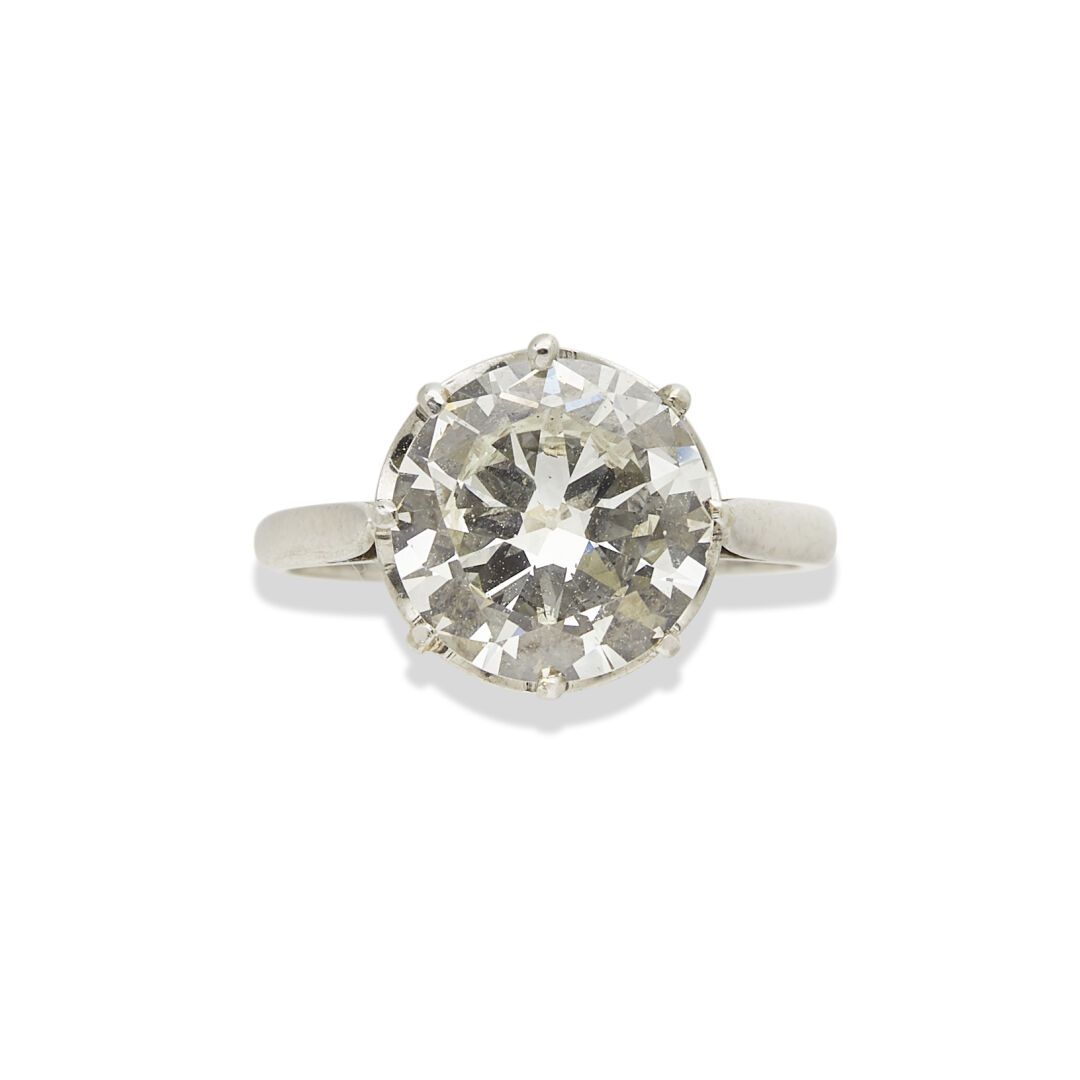 Null Bague diamant

Sertie d'un diamant taille ancienne pesant 4,43 carats, mont&hellip;