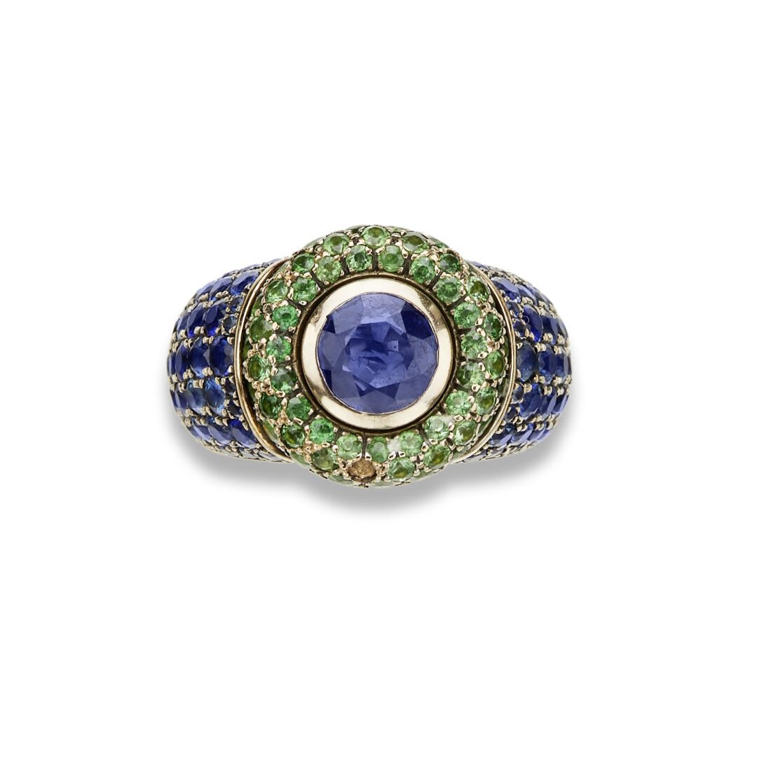Null 蓝宝石和沙弗莱石戒指，归功于Majo Fruithof

18K（750）金戒指，镶嵌着一颗蓝宝石，周围是沙弗莱石榴石，戒指主体部分铺有小圆蓝宝石，总&hellip;