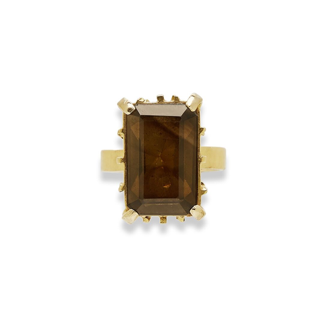 Null 18K（750）金戒指，镶嵌有长方形烟熏石英，总重量：7.23克，TDD：51

烟水晶和18K金戒指
