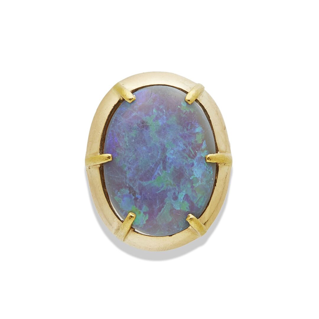 Null 18K (750) gold ring set with an oval cabochon opal, gross weight: 9.59 grs,&hellip;